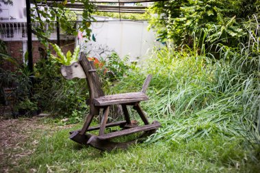 Oyuncak Bahçe Bahçe üzerinde sallanan tahta