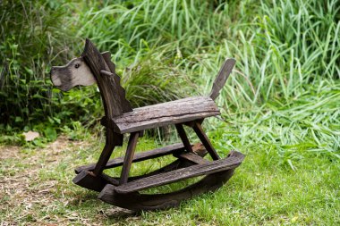 Oyuncak Bahçe Bahçe üzerinde sallanan tahta