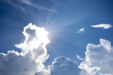 Güzel bulutlar ve mavi gökyüzü