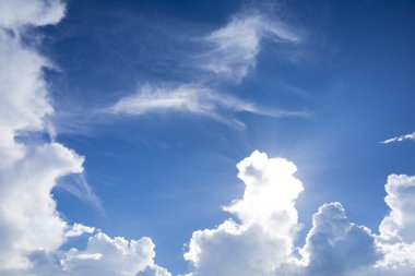 Güzel bulutlar ve mavi gökyüzü