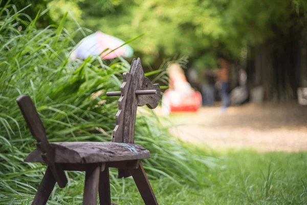 木制摇椅上花园的玩具 — 图库照片