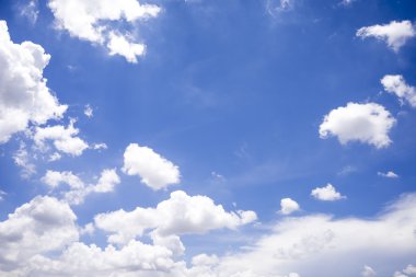 Güzel bulutlar ve mavi gökyüzü