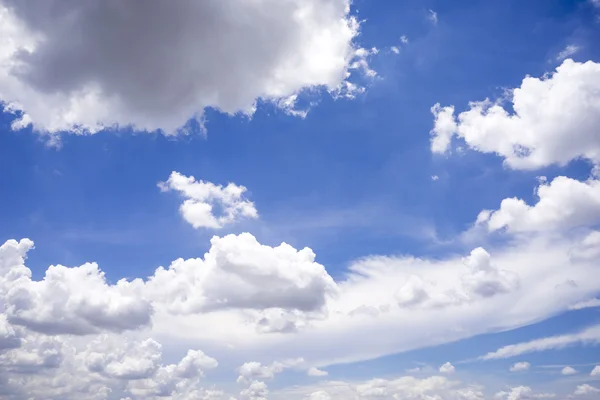 Nubes hermosas y cielo azul — Foto de Stock