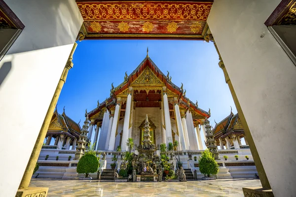 Wat Suthat Thepphawararam con sfondo cielo blu chiaro — Foto Stock