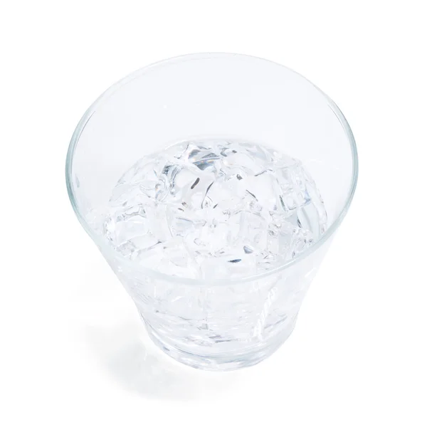 Vaso de agua con hielo aislado sobre fondo blanco — Foto de Stock