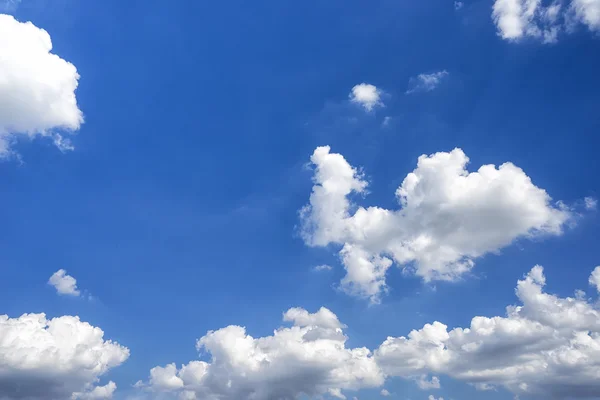 Nubes hermosas y cielo azul — Foto de Stock