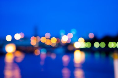 Gece lambası görünümünü bulanıklık suda ışık yansıması ile