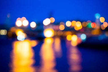 Gece lambası görünümünü bulanıklık suda ışık yansıması ile