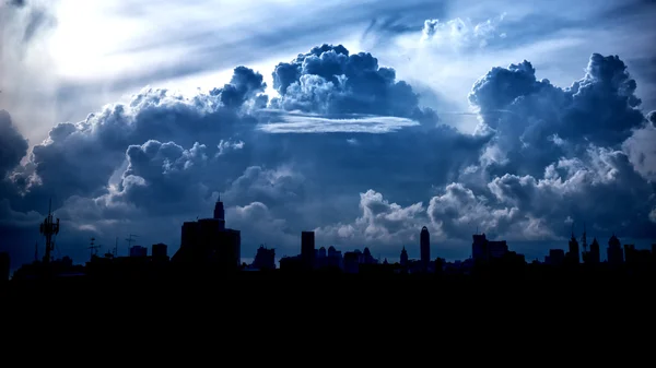 Ciemnoniebieska burza chmury nad miastem w porze deszczowej — Zdjęcie stockowe