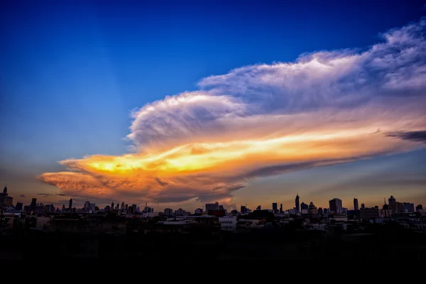 市内の美しい雲と夕日のビュー — ストック写真