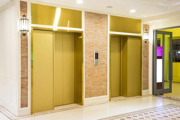Два роскошных лифта в современном здании — стоковое фото