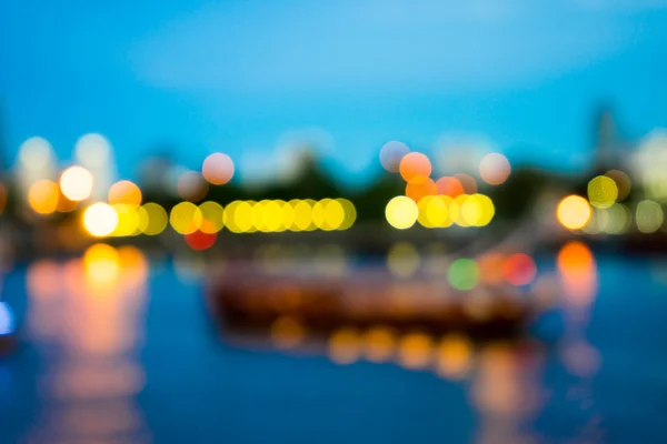水中の光の反射とぼかしの夜ライトのビュー — ストック写真