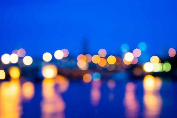 Vista de desenfoque de luz nocturna con luz de reflexión en el agua —  Fotos de Stock