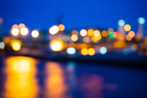 Vista de desenfoque de luz nocturna con luz de reflexión en el agua — Foto de Stock