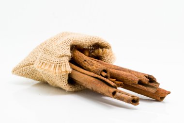 Tarçın çuval çanta içinde sopa,