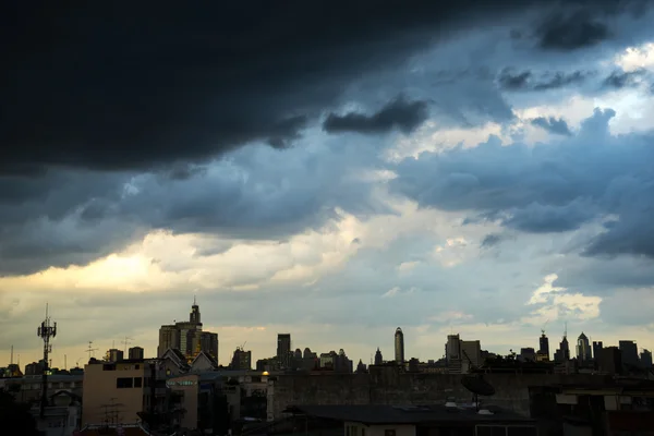 Ciemnoniebieska burza chmury nad miastem w porze deszczowej — Zdjęcie stockowe