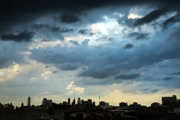 Dark blue storm clouds over city in rainy season — Stock Photo, Image