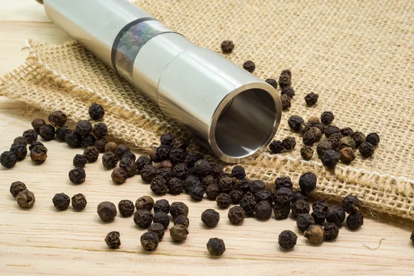 Peper grinder en zwarte peper — Stockfoto