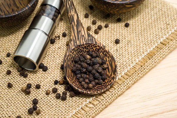 Pepper grinder and black peppercorn — Stock Photo, Image