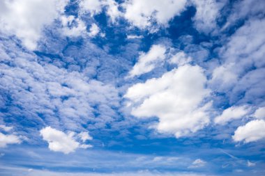 Güzel bulutlar ve mavi gökyüzü