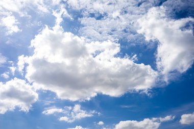 Güzel bulutlar ve mavi gökyüzü