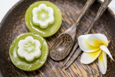 Tay tatlı, pandan jöle hizmet palm ahşap tabak