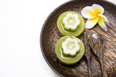 Tay tatlı, pandan jöle hizmet palm ahşap tabak