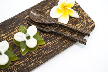 Tay tatlı, pandan jöle hizmet palm ahşap tabak