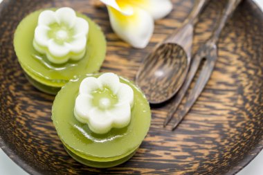 Tay tatlı, pandan jöle hizmet palm ahşap tabak