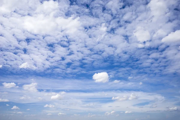 美しい雲と青い空 — ストック写真