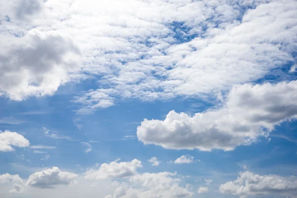 Nubes hermosas y cielo azul — Foto de Stock