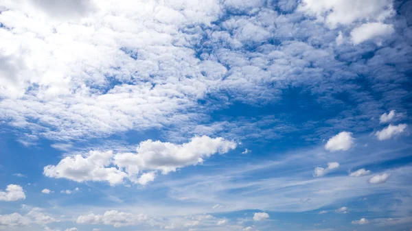 美しい雲と青い空 — ストック写真