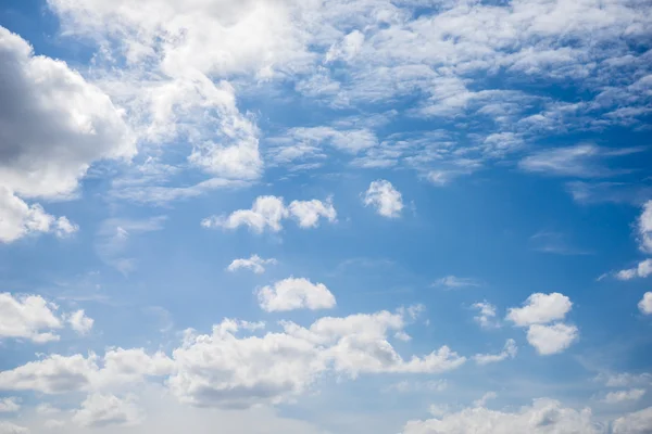 Nubes hermosas y cielo azul — Foto de Stock