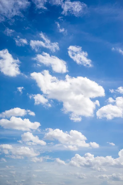 Nubes hermosas y cielo azul — Foto de Stock