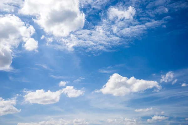 Nubes hermosas y cielo azul — Foto de Stock