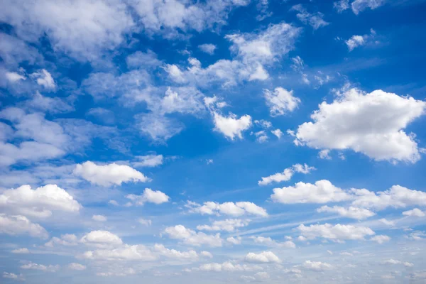 Nubes hermosas y cielo azul — Foto de Stock