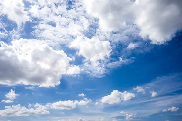 美しい雲と青い空 — ストック写真