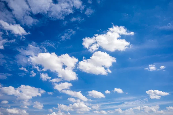 Nubes hermosas y cielo azul — Foto de Stock