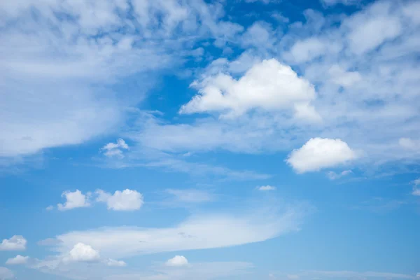 美しい雲と青い空 — ストック写真