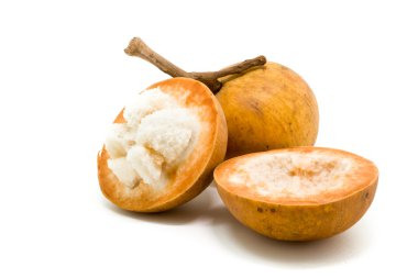 Santol meyvesi beyaz arkaplanda izole