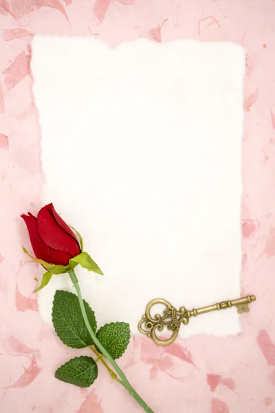 Blank paper with red rose and old key — Stock Photo, Image