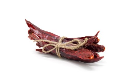 Beyaz arkaplanda kuru kırmızı biber izole edilmiş