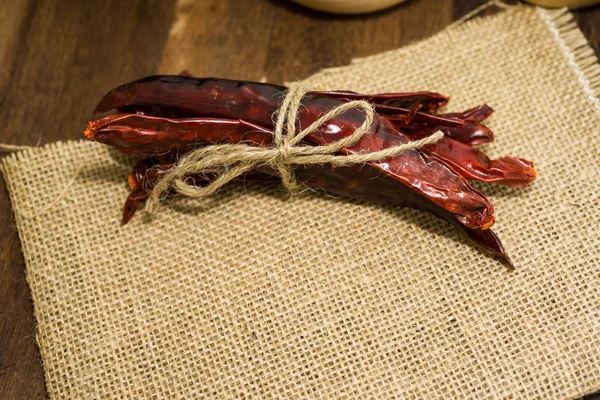Gedroogde chili op houten tafelblad — Stockfoto