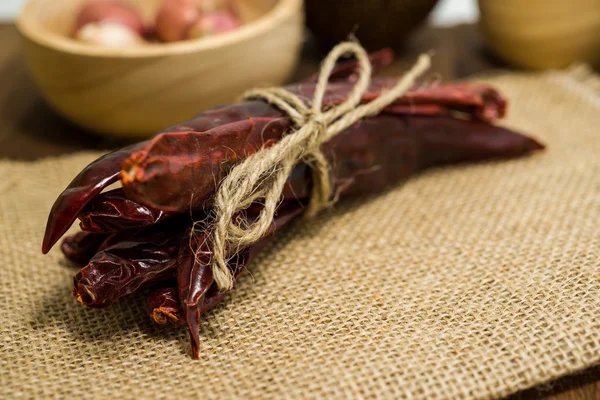 Gedroogde chili op houten tafelblad — Stockfoto