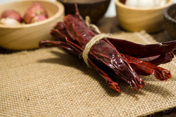 Gedroogde chili op houten tafelblad — Stockfoto