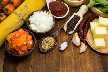 Pişmemiş spagetti malzemeler ahşap tablo