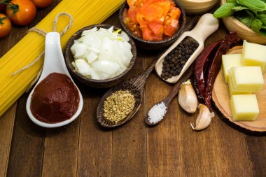 Pişmemiş spagetti malzemeler ahşap tablo