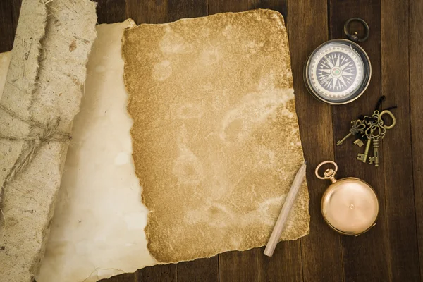 Oud papier, kompas, pocket watch op houten achtergrond — Stockfoto