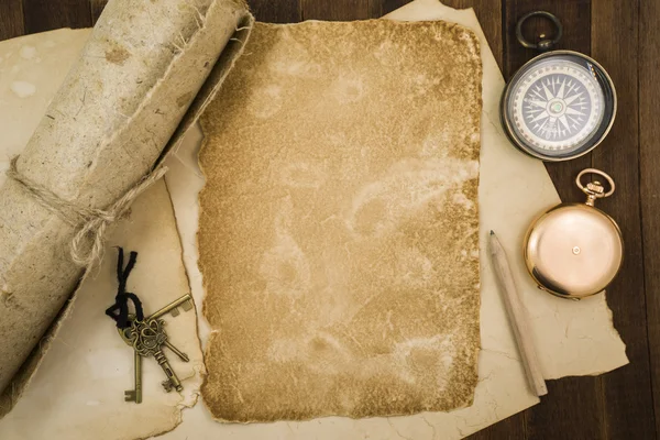 Oud papier, kompas, pocket watch op houten achtergrond — Stockfoto