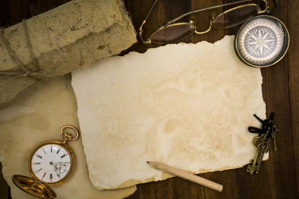 Starý papír, kompas, kapse hodinky na dřevěné pozadí — Stock fotografie